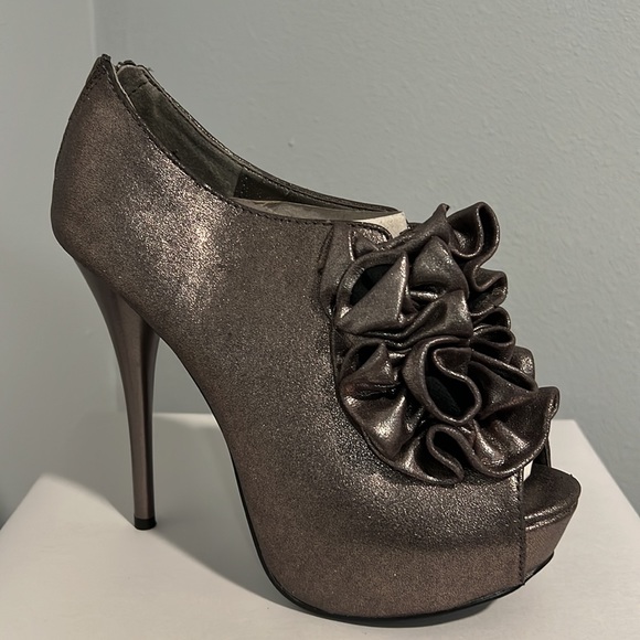 Qupid Ruffled Platform Bootie - Picture 5 of 15